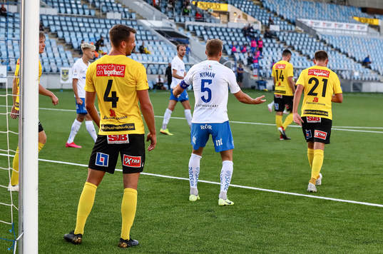 IFK Norrköpings Christoffer Nyman reagerar på domare
