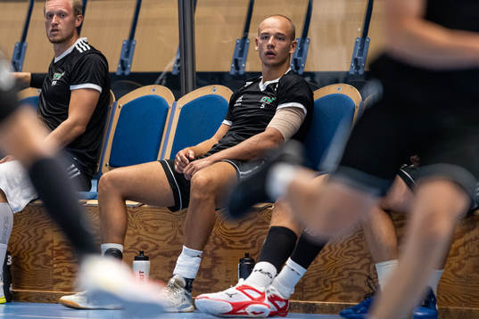 Helsingborgs Viktor Hedin har ont och sitter på