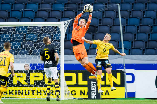 s målvakt Jacob Haugaard tar ner en boll framför