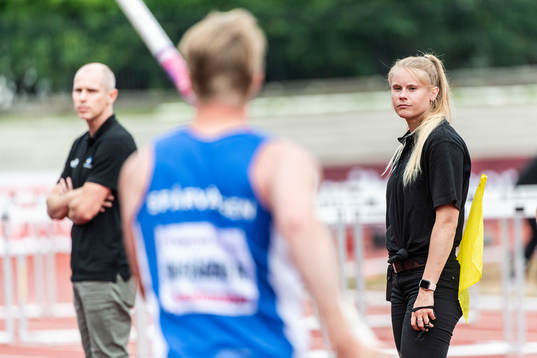 Michaela Meijer hjälper till som funktionär