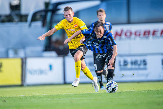 Mjällbys Adam Petersson  jagar Sirius Yukiya Sugita