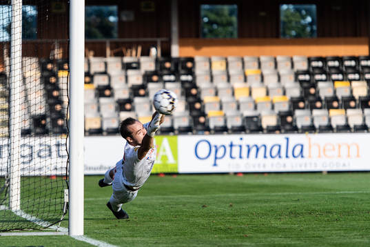 Mjällbys målvakt Carl-Johan Eriksson släpper in 0-1 på