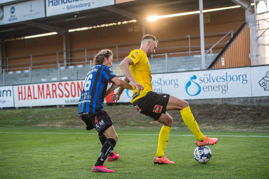 Sirius Axel Björnström  och Mjällbys Max Watson