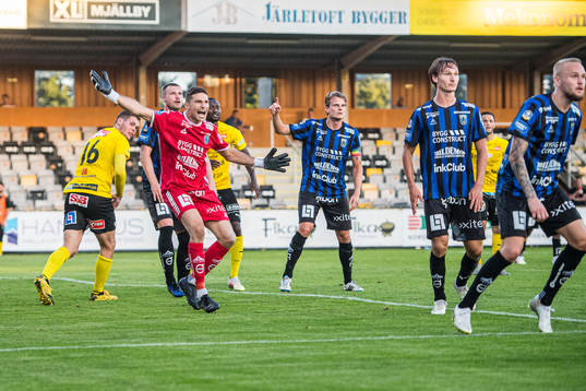 Sirius målvakt Jonathan Viscosi  reagerar