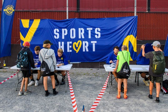 Spelarna skriver autografer