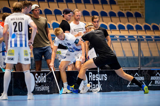 Helsingborgs Oliver Johansson trycks ut av  en Fagerhult