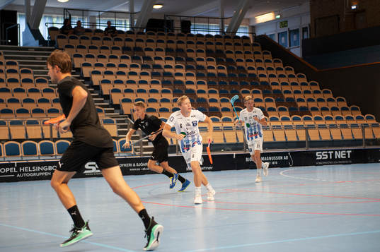 Helsingborgs Gustav Svensson med tomma läktare i bakgrunden