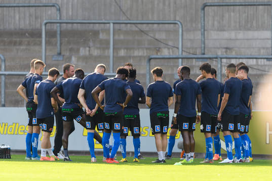 Halmstads spelare före fotbollsmatchen i Superettan
