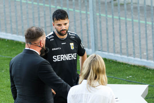 IFK Göteborgs tränare Poya Asbaghi blir intervjuad av