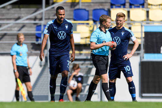 Malmö FFs Isaac Kiese Thelin blir utvisad