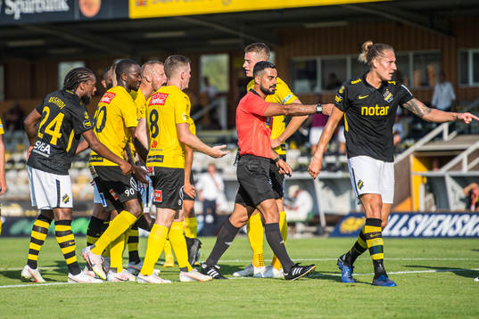 Aik och Mjällby spelare i diskussion med domare Mohammed