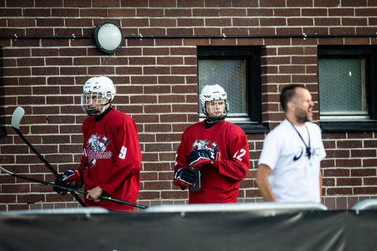 Hockeyspelare passerar bakom Stefan Holm