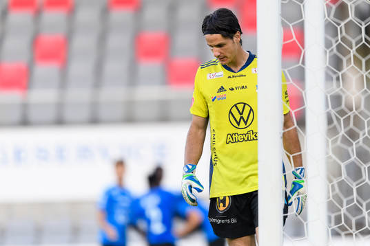 Östers målvakt Damir Mehic deppar