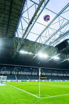 En luftballong flyger över arenan