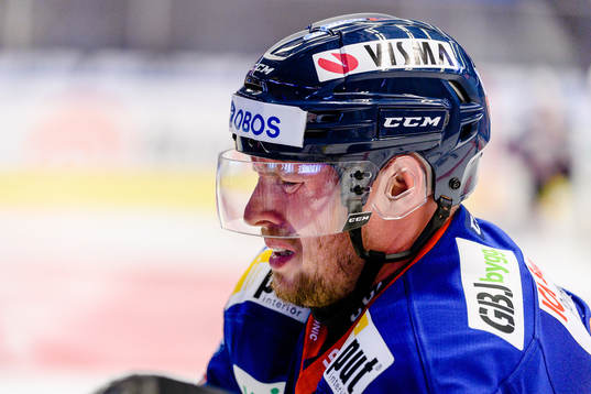 Växjös Martin Lundberg  grimaserar