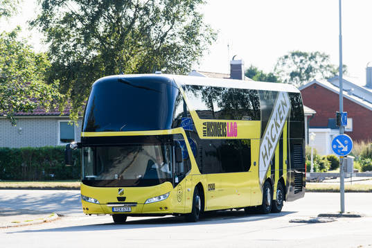 Häckens spelarbuss anländer före fotbollsmatchen i