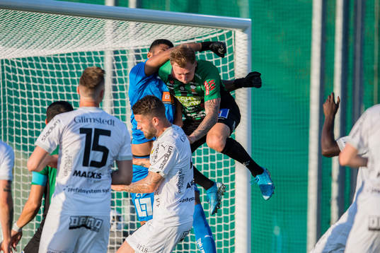 Häckens målvakt Jonathan Ursin Rasheed och Varbergs