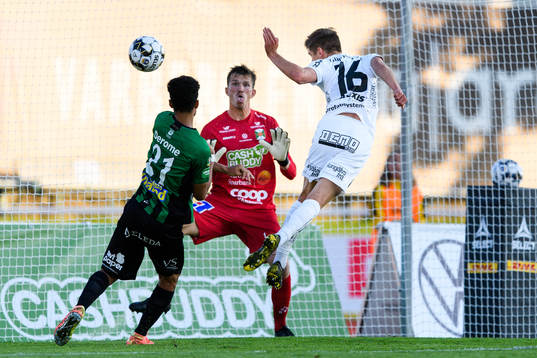 Häckens Leo Bengtsson nickar in 0-1