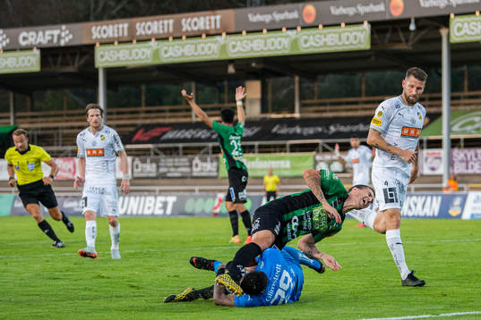 Varbergs Jon Birkfeldt och Häckens målvakt Jonathan Ursin