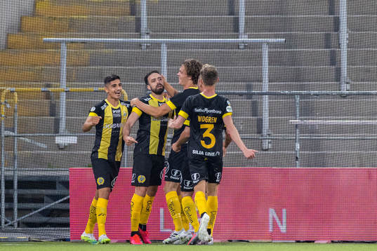 Hammarbys Abdul Khalili jublar med lagkamrater