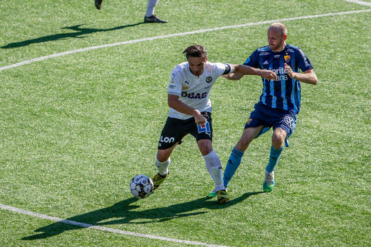 Örebros Nordin Gerzic och Djurgårdens Curtis Edwards