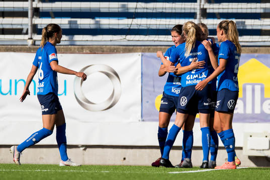 a vänster) gör 2-0 och gratuleras av lagkamrater