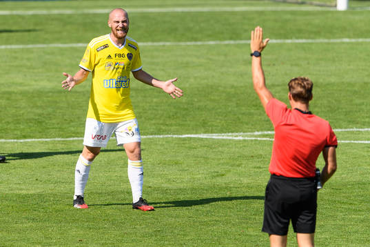 Falkenbergs Christoffer Carlsson reagerar på domare