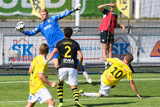 s målvakt Jacob Haugaard räddar