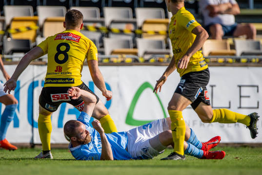 Mjällbys Viktor Agardius och Malmö FFs Jo Inge Berget