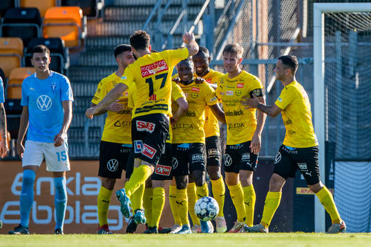 Mjällbys Mamudo Moro jublar med lagkamrater