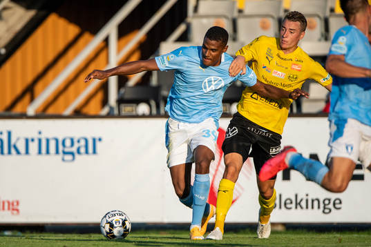 Malmö FFs Amin Sarr och Mjällbys Jesper Löfgren