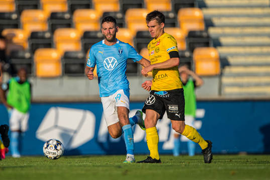 Malmö FFs Erdal Rakip  och Mjällbys Jesper Gustavsson