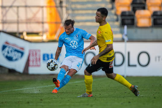Malmö FFs Eric Larsson och Mjällbys Mohanad Jeahze