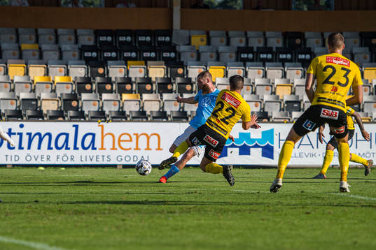 Mjällbys Jesper Gustavsson  stoppar Malmö FFs Jo Inge