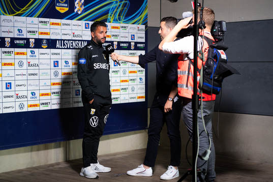 IFK Göteborgs tränare Poya Asbaghi blir intervjuad