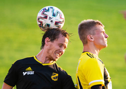 IFK Hässleholms Elliot Nilsson nickduellerar  i matchen