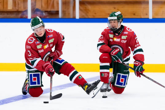Frölundas Theodor Niederbach och Fabian Lysell innan