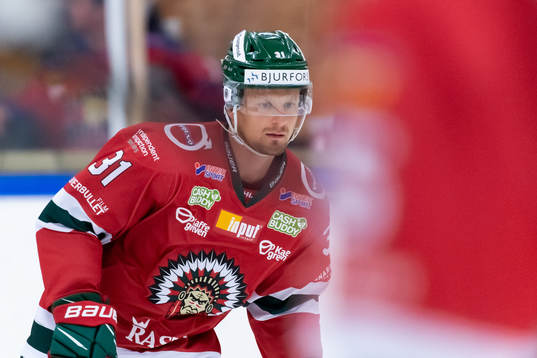 Frölundas Nicklas Lasu innan träningsmatchen i ishockey