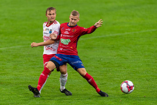 Halmias Adrian Hallsö och Varbergs GIFs Lucas Henriksson