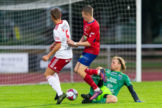 Halmias målvakt Markus Rydeberg och Varbergs GIFs Rasmus
