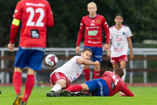 Halmias Vuk Lugonjic och Varbergs GIFs Theodor Graudums