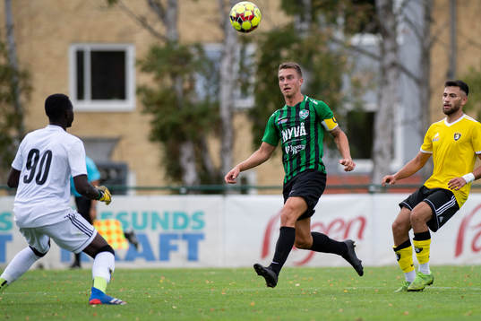 Högaborgs Filip Saganowski framför Malmö Citys målvakt