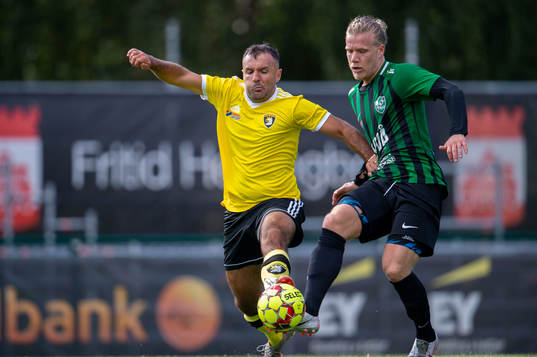 Högaborgs Jonathan Olsson och Malmö Citys Dardan Burrniku