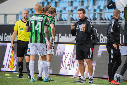 GAIS tränare Stefan Jacobsson ger instruktioner till