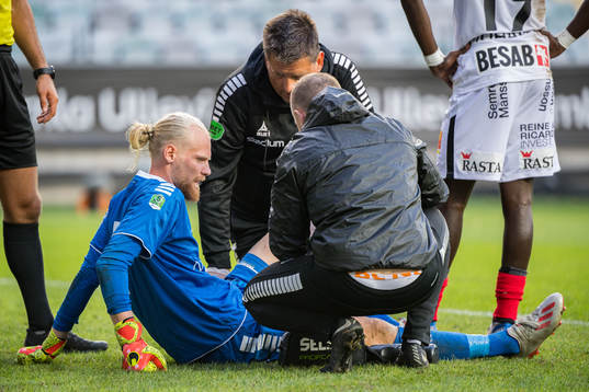 GAIS målvakt Mathias Karlsson får vård
