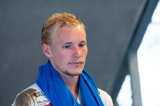 Örgrytes Adam Bergmark Wiberg blir intervjuad