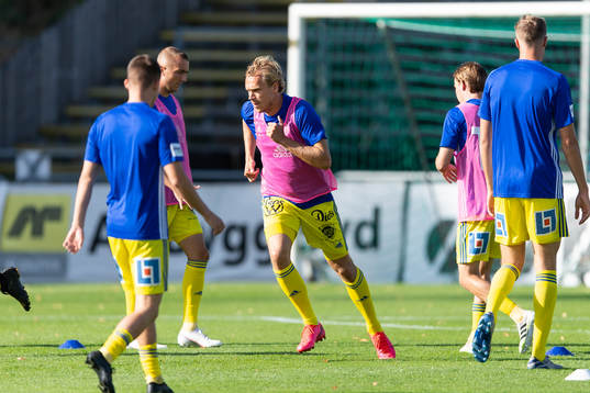Sundsvalls spelare värmer upp före fotbollsmatchen i