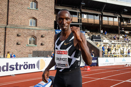 Timothy Cheruiyot of Kenya celebrates