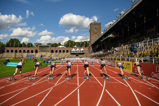 General view of the women's 100 meters hurdles