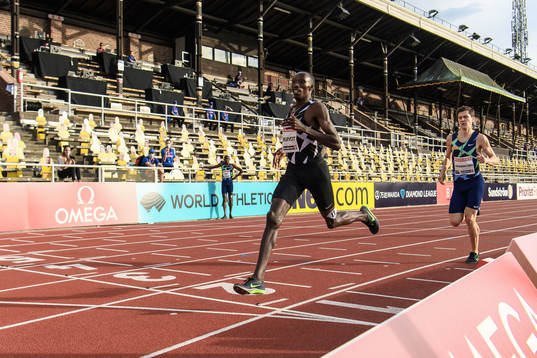 Timothy Cheruiyot of Kenya cross the finish line in the
